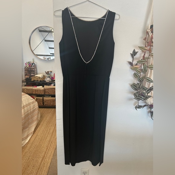 Elegant Black Sleeveless Cocktail Dress with Open back - Picture 2 of 3